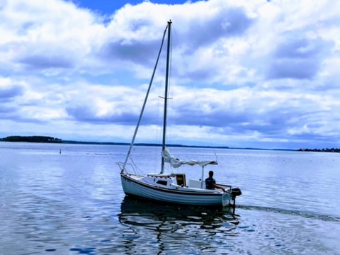 Spoonful motoring on the Chesapeake with her mast up and sails furled